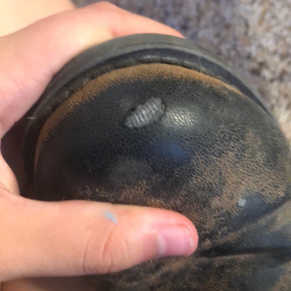 Worn boots - Picture 4 of 4